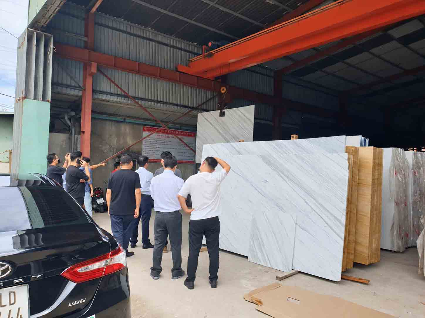 khách hàng lựa đá tại kho dgpstone