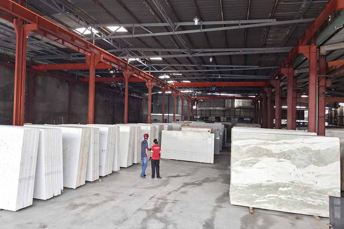 khách hàng xem, lựa đá trực tiếp tại kho dgpstone